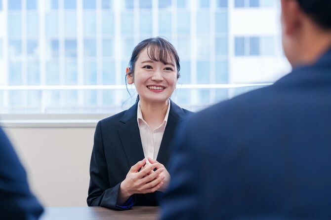 面接で笑顔を浮かべる女性就活生
