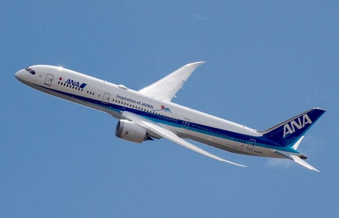 2016年7月、ファーンボロー航空ショーでデモ飛行を行った全日本空輸（ANA）の塗装を施したボーイング787-9型機