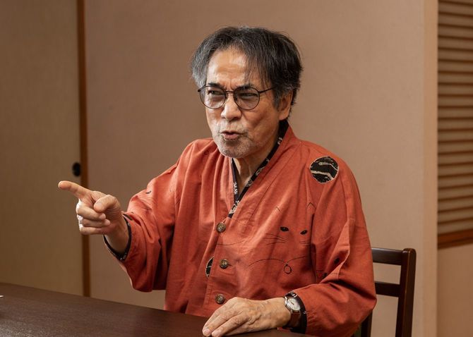 鋭い視線の稲川さん