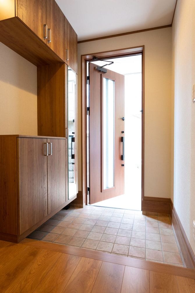 玄関の扉が開いている