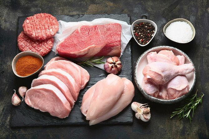 黒い背景に生肉