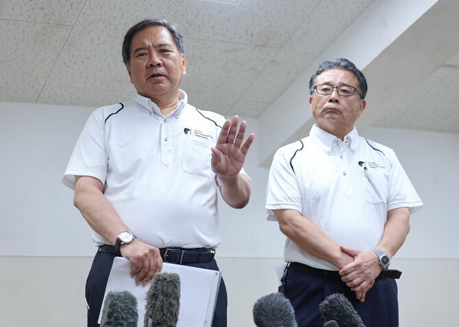 広陵の出場辞退を受け、報道陣の取材に応じる日本高校野球連盟の宝馨会長(左)。右は大会会長の朝日新聞社・角田克社長=2025年8月10日、兵庫県西宮市