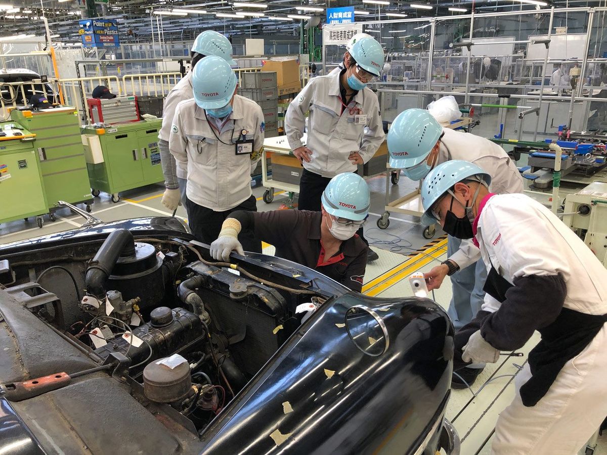 およそ70年前にいたトヨタ社員が作った車を分解し、ひとつひとつの構造を考え直しながら再び組み立てていく