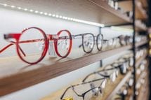 東京､大阪を捨て｢陸の孤島｣にあえて出店…弱小メガネ店が業界トップの眼鏡市場､JINSを出し抜いた｢奇策｣