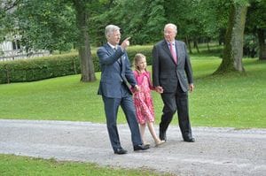 父のフィリップ国王（左）、祖父のアルベール2世前国王（右）とエリザベート王女。2013年撮影