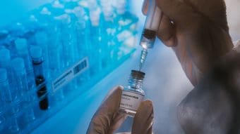 世界経済を左右するワクチン供給､副作用の可能性に気をつけろ