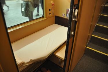 製造から25年でも後継車両の予定はなし…最後の寝台特急｢サンライズ