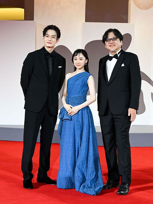 「第82回ヴェネツィア国際映画祭」第9夜。映画『果てしなきスカーレット』レッドカーペット。写真左から岡田将生、芦田愛菜、細田守