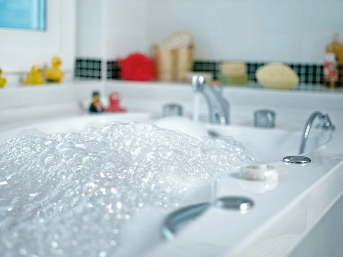 入浴は関節ストレッチの良きサポート役。ポイントは「少しぬるめ」「首まで浸かる」「1回10分」