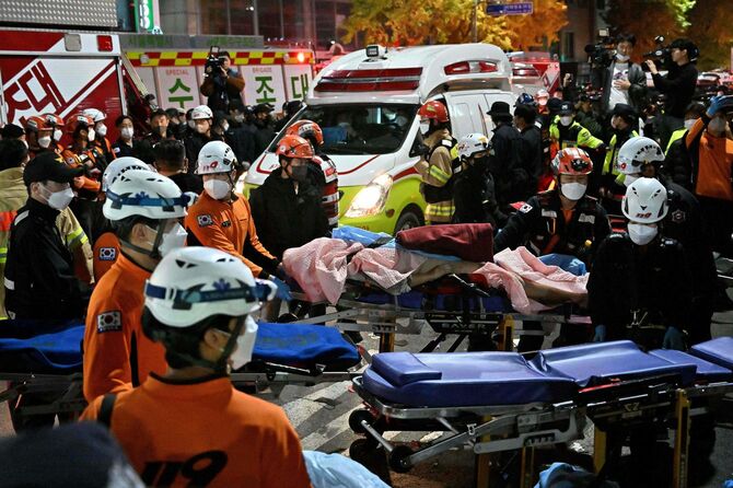 2022年10月29日夜、韓国・ソウルの繁華街・梨泰院にて、ハロウィーンのために集まった多数の若者らが転倒した事故による負傷者を運ぶ救急隊員ら