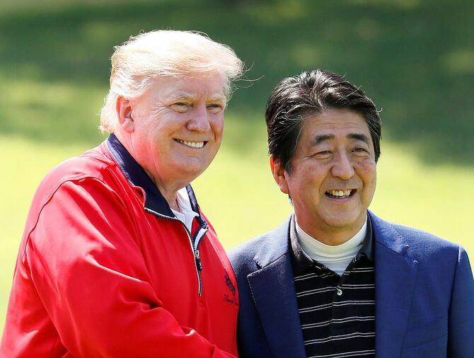 2019年5月26日、ゴルフ場で笑顔を見せる安倍晋三元首相（右）とトランプ前米大統領（千葉県）