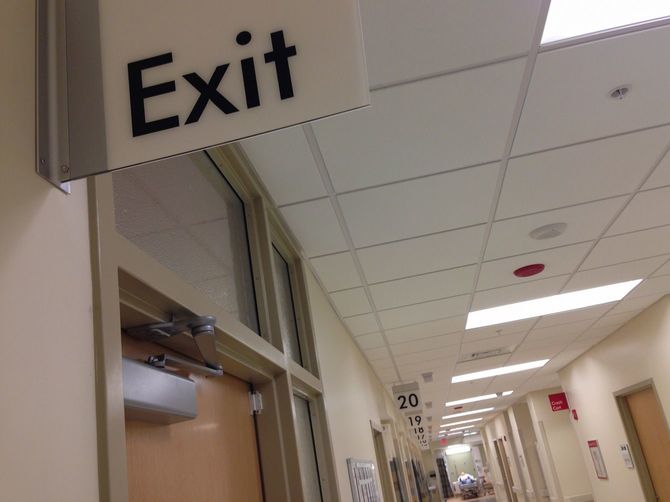 病院の廊下にあるEXITの看板