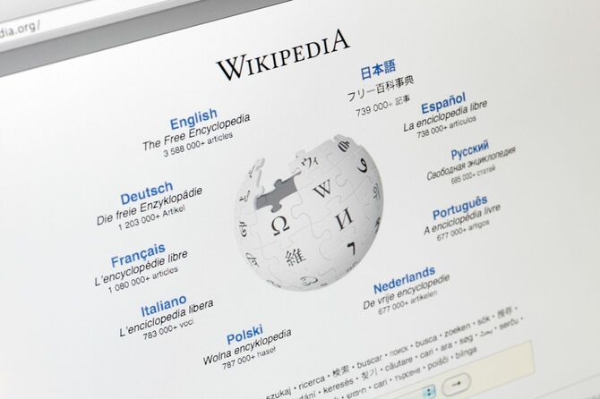 ウェブブラウザに表示されるウィキペディアのホームページ