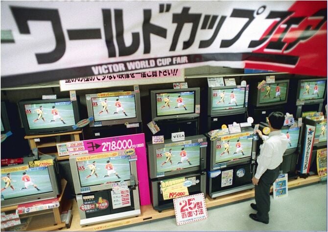 W杯で売り上げが急増している衛星放送（BS）機器の売り場＝1998年6月17日午後、大阪市浪速区日本橋