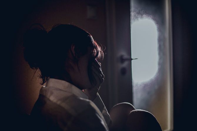 悲しみに満ちた白いシャツの女の子