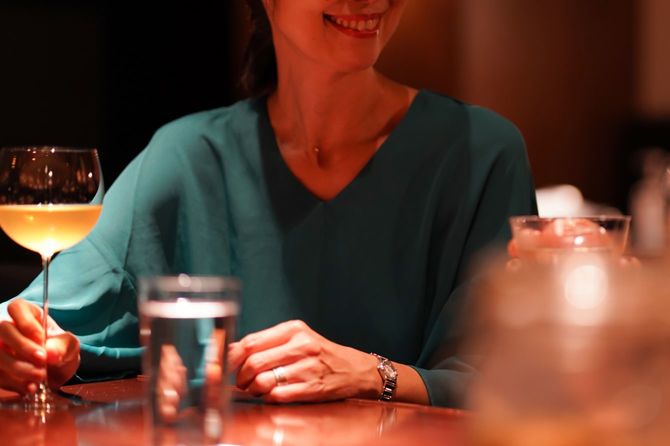 バーで飲む女性