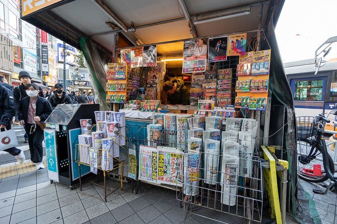 新聞や雑誌などが売られているキオスク