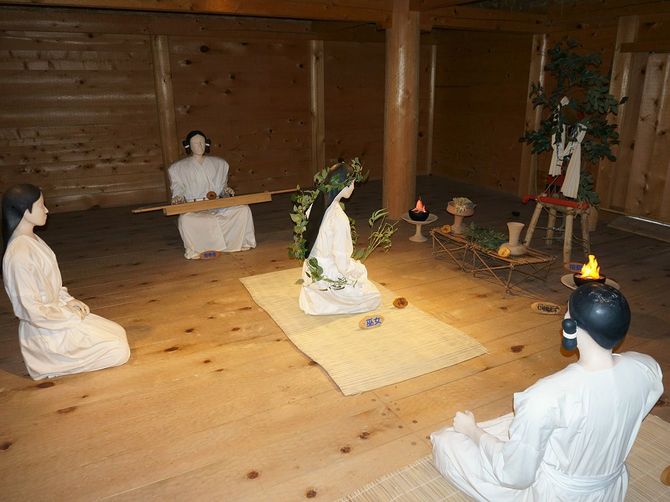 弥生時代の祭祀の再現。吉野ヶ里遺跡・北内郭主祭殿にて