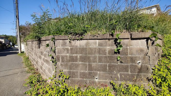 造成から半世紀が経過し、擁壁が壊れ始めている宅地。（千葉県八街市榎戸）