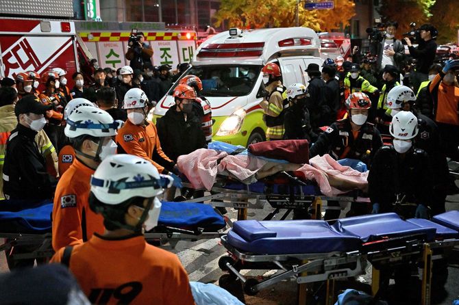 2022年10月29日夜、韓国・ソウルの繁華街・梨泰院にて、ハロウィーンのために集まった多数の若者らが転倒した事故による負傷者を運ぶ救急隊員ら