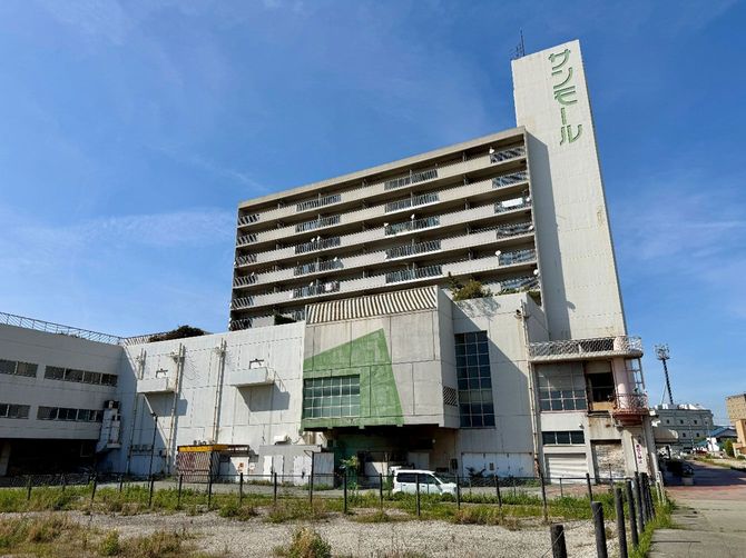 上層階がマンションの西館は現存する。手前の更地は南館の跡地