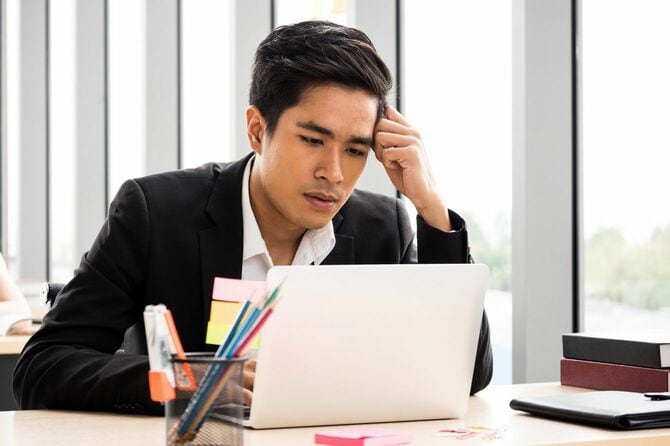 仕事でストレスを抱えるビジネスマン