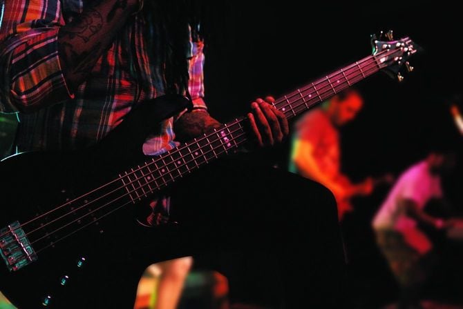 ライブ中のベーシスト