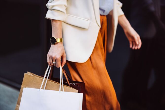 屋外でショッピングバッグを持っている女性の手のクローズアップ