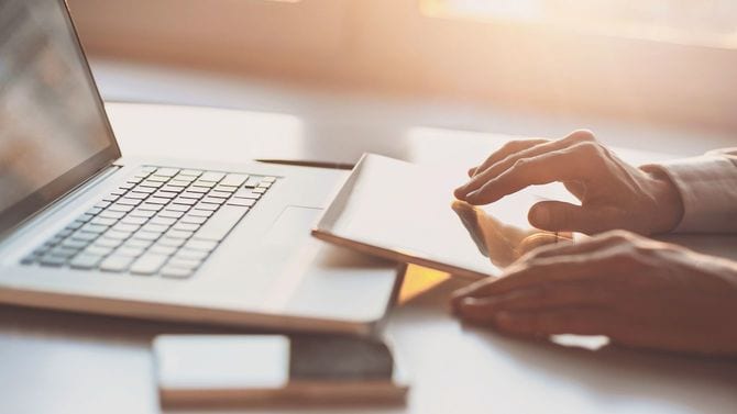 タブレットとラップトップの両方を使う男性