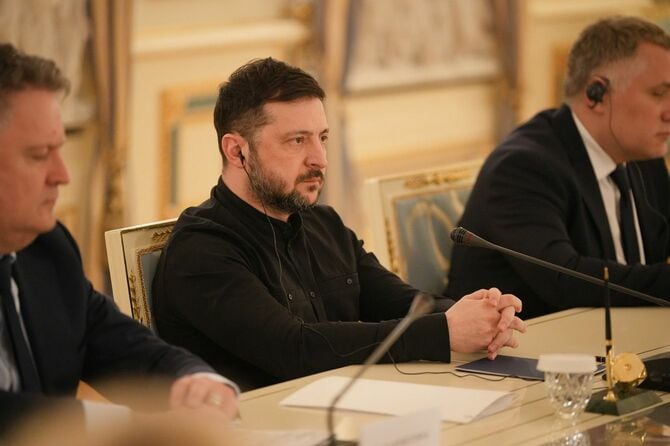 セイマの議員団と会談をするウクライナのゼレンスキー大統領