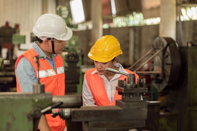 工場で働く男女