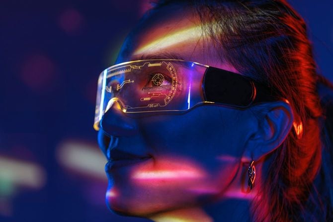 VRゴーグルをかけた女性のイメージ画像