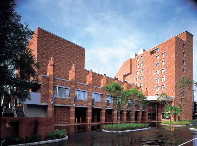 夏季に撮影されたホテルの外観写真。外装は十勝産のレンガを60万個以上使ってアイヌ模様を活かしたデザインになっている