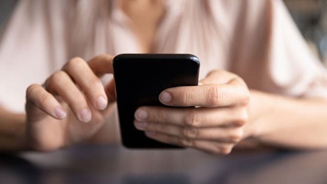 スマホを使用する人の手元