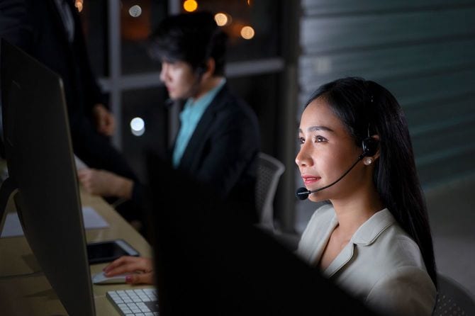 コールセンターで対応する人々