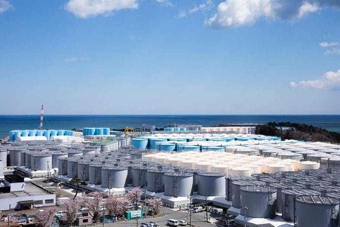 福島第一原発構内に並ぶ処理水タンク群