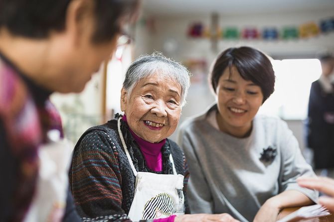 手工芸品を作る高齢者のコミュニティ