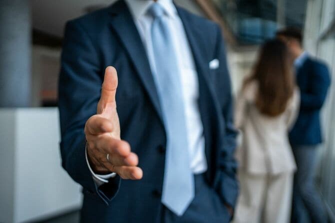 握手と合意のために手を差し伸べる男性