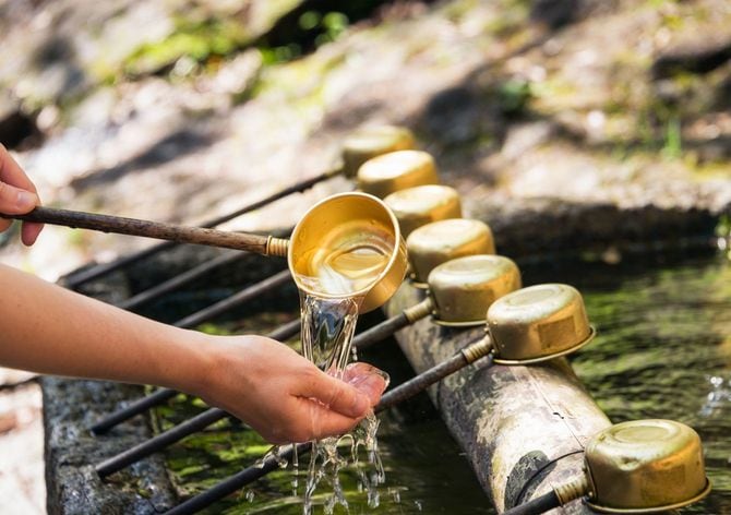 手水を行っている手元