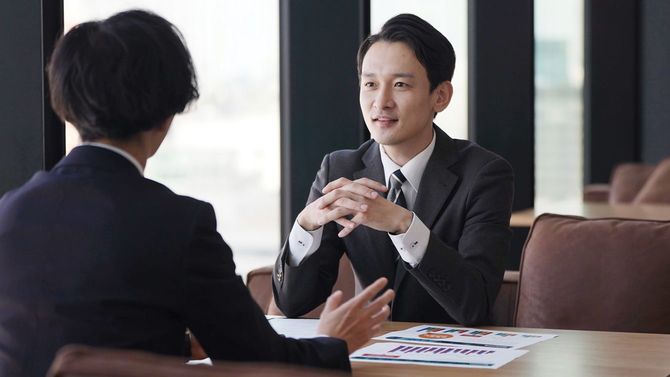 オフィスで話すビジネスマン