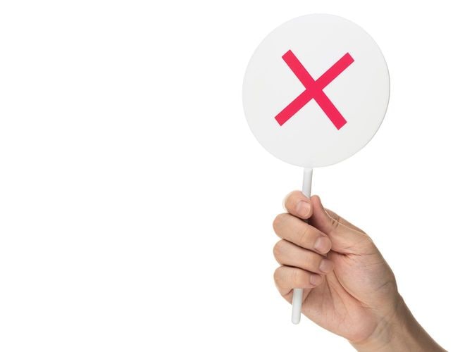 ×の札を上げる