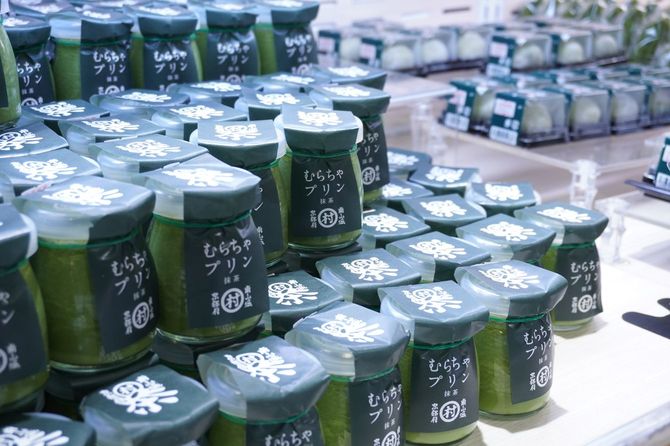 陳列したそばから売れていくむらちゃプリン。お茶の濃厚さととろりとした食感が人気。