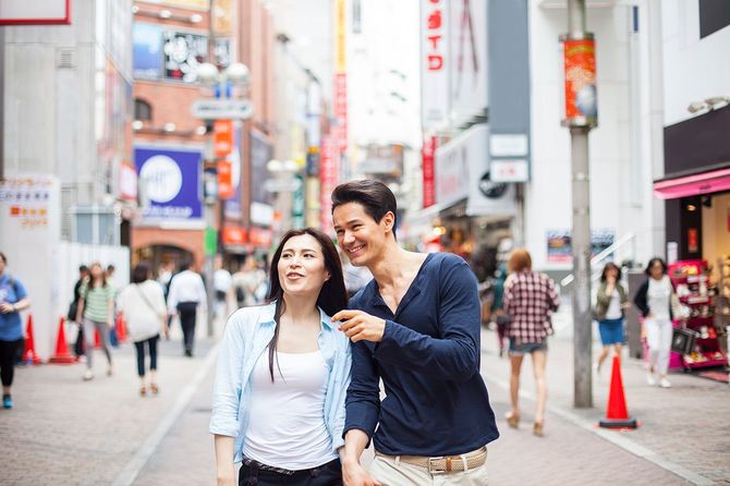 街並みの背景に対する若いカップル