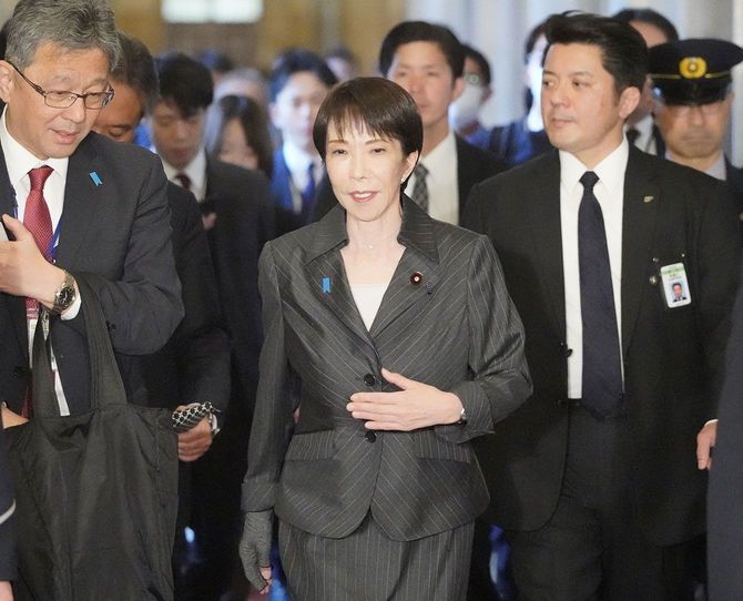 衆院予算委員会を終えた高市早苗首相（中央）＝2026年3月9日午後、国会内