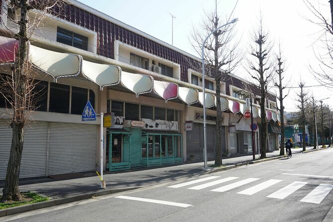 藤が丘ショッピングセンター南側の路面店。ほとんどの店舗にシャッターが降りている