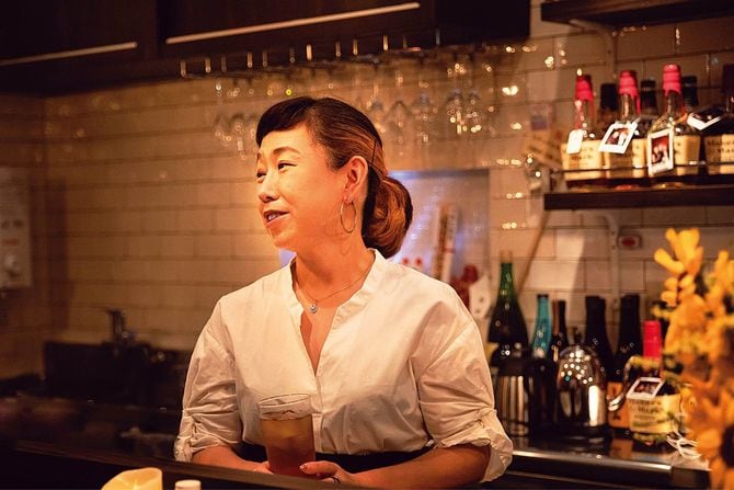 東京・赤坂見附にある昼スナック「ひきだし」のママ、木下紫乃さん。本業は中高年のキャリア支援事業。法人向け研修やフォローアップのほか、個人向けのワークショップやセッションも行っている。