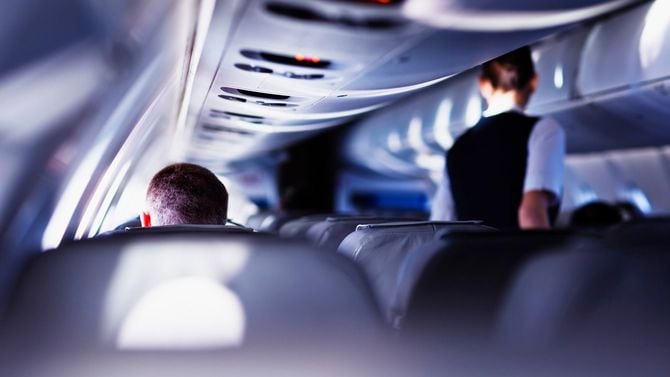 飛行中の飛行機のキャビン