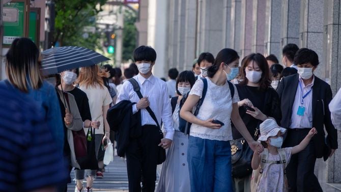 2020年6月10日、マスクを着用して通りを歩く人々(池袋)