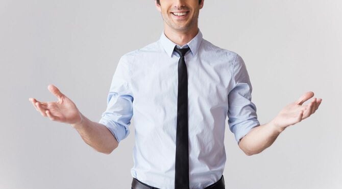 歓迎のジェスチャーをする笑顔のビジネスマン