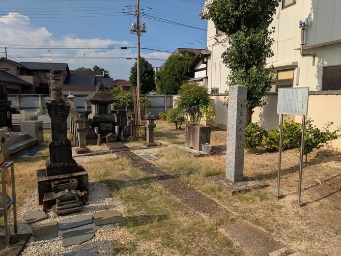 小笠原貞慶の供養塔（隆岩寺）